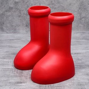 Get ready to make a statement with these stylish Fashion Men's Red Boots.